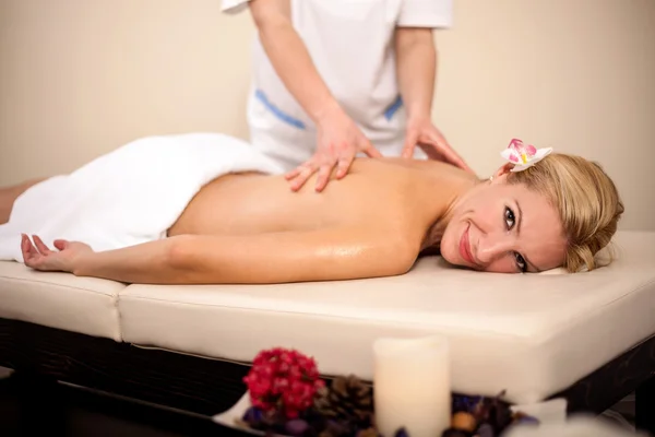 Masajista profesional haciendo masaje de espalda femenina en la belleza —  Fotos de Stock