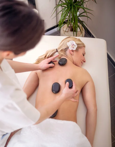 Masajista profesional haciendo masaje de espalda femenina en la belleza — Foto de Stock