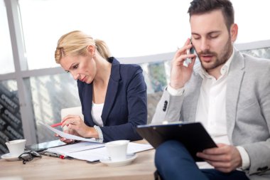 Kahve dükkanında çalışan genç iş adamları