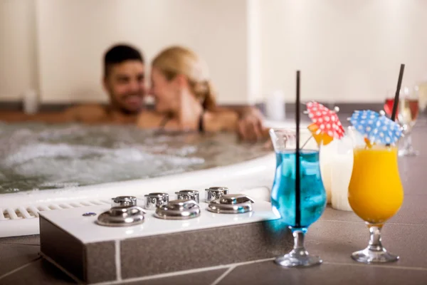 Pareja romántica en bañera de hidromasaje, concepto jacuzzi —  Fotos de Stock