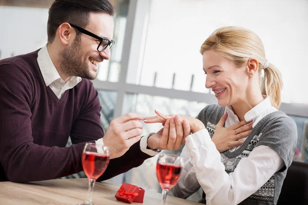 Huwelijksaanzoek, mens geven ring aan zijn meisje — Stockfoto