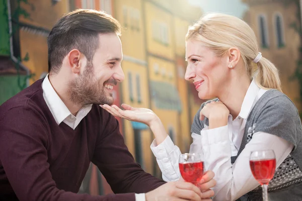 Pareja joven enamorada — Foto de Stock