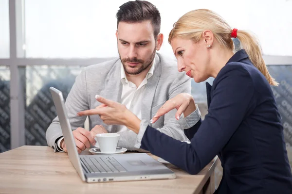 Junge Geschäftsleute arbeiten im Café — Stockfoto