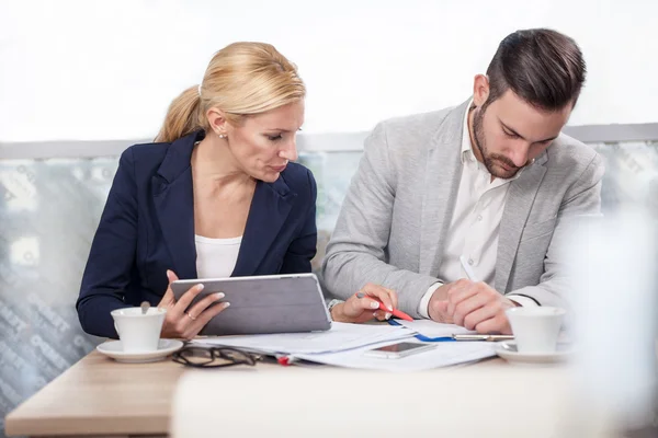 Young businesspeople having a business meeting at coffee shop — Stock Photo, Image