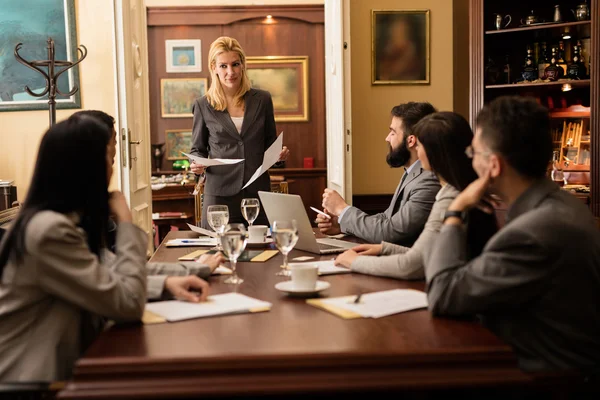Группа молодых бизнесменов или юристов - встреча в офисе — стоковое фото