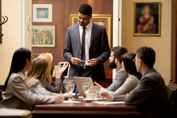 Team di avvocati o uomini d'affari di successo a una riunione in the off — Foto Stock