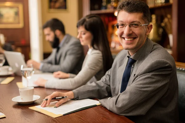 Sorridente uomo d'affari di successo in ufficio alla riunione — Foto Stock