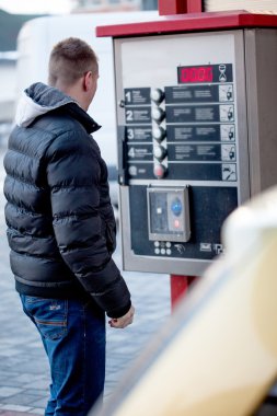 makineleri Oto yıkama önünde duran adam