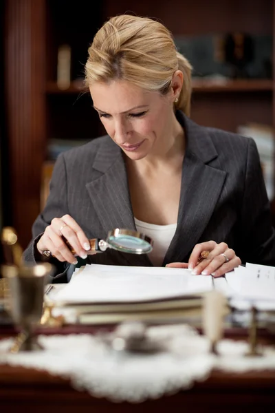 Femme d'affaires assise à une table dans le bureau et travaillant — Photo