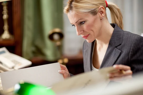 Avocat ou banquier ou femme d'affaires travaillant au bureau — Photo