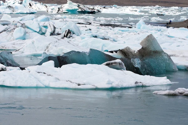 Iceberg islandesi galleggianti in laguna — Foto Stock