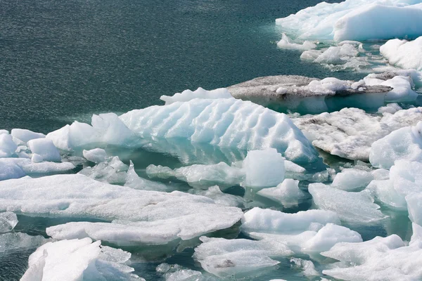 IJslandse ijsbergen drijvend in de lagune — Stockfoto