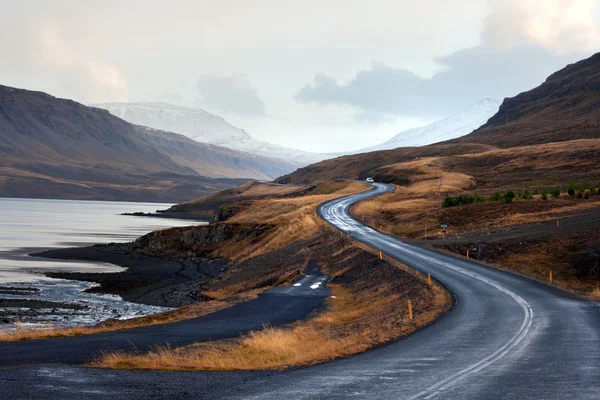 Wunderschöne Berge am Fjord von Hvalfjordur. Island. — Stockfoto