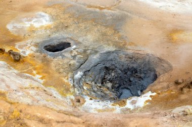 İzlanda 'nın kuzeyinde, Myvatn Gölü yakınlarındaki Hver jeotermal alanı. Kaynar çamur tencereleri ve çok renkli zemini çatlattı. En iyi seyahat hedefi.