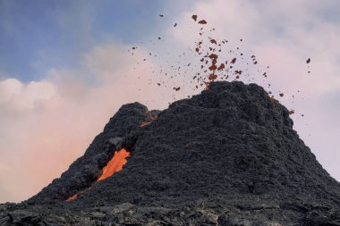 Volkan krateri. Fagradalsfall, İzlanda 'da volkan patlaması. Benzersiz doğal cazibe.