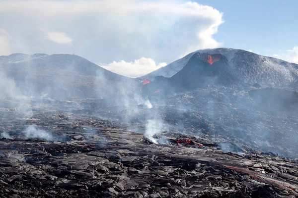 Kar Yağışı Sonrası Dumanı Tüten Lav Fagradalsfjall Zlanda Daki Volkanik — Stok fotoğraf