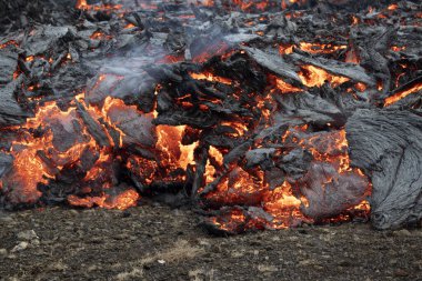 Lav akışı yaklaşıyor. Fagradalsfall, İzlanda 'da volkan patlaması. Volkanik arkaplan.