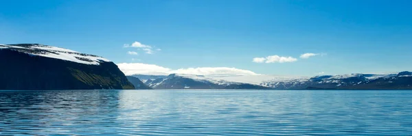 美丽的群山 雪摘蓝绿色的大西洋水 西峡湾 具有自然景观的水平横幅 — 图库照片