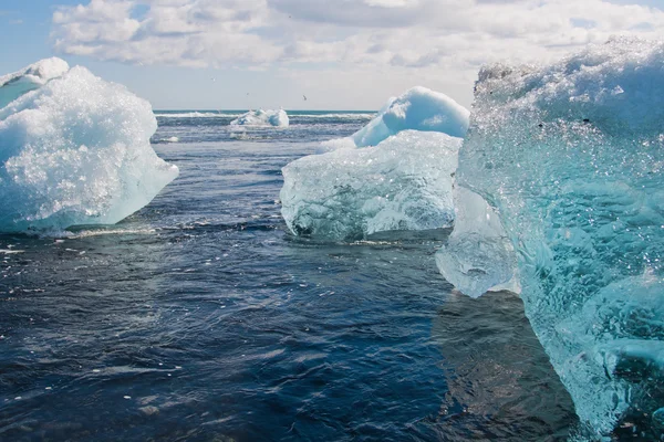 Ijsbergen op Zuid-kust van IJsland — Stockfoto