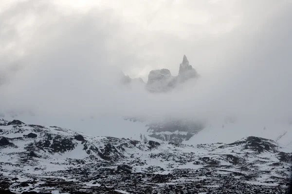 Skarp topp i molnen. Norra Island. — Stockfoto