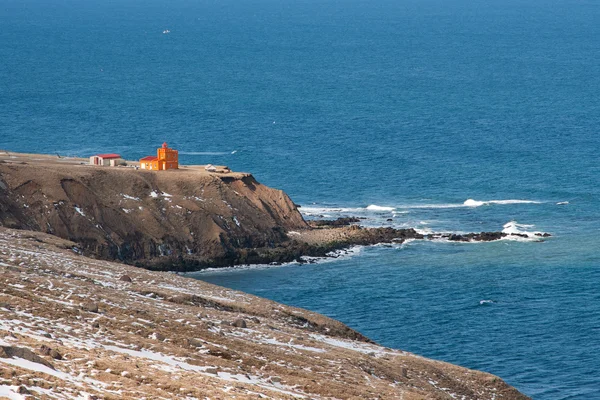 Orangefarbener Leuchtturm an der Nordküste Islands — Stockfoto