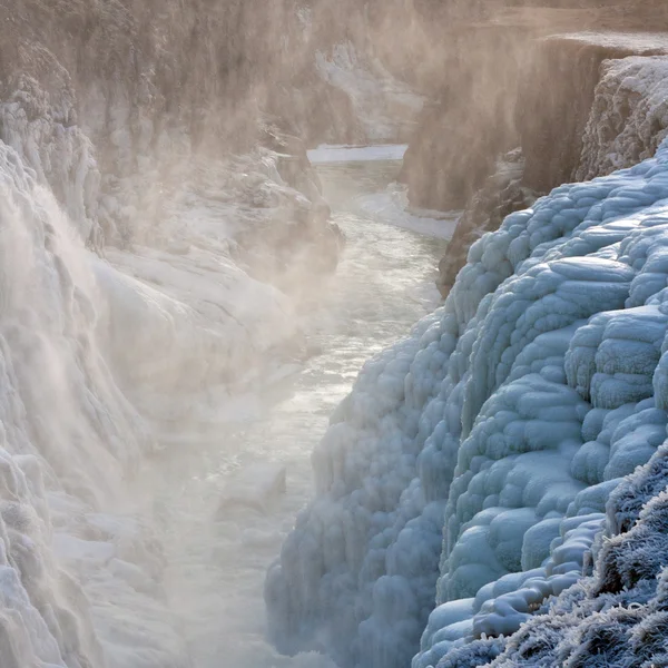 グトルフォスの滝冬、アイスランドで凍結します。表示を閉じる. — ストック写真