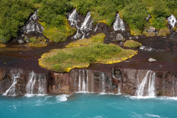 Cascada de Hraunfossar en verano. Islandia . — Foto de Stock