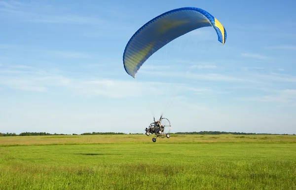Aangedreven paragliding opstijgen vanaf het veld — Stockfoto