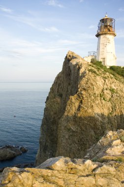 Japon Denizi kıyısında eski deniz feneri