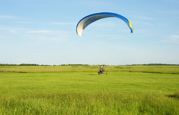 Motorlu yamaç paraşütü alanından çıkar