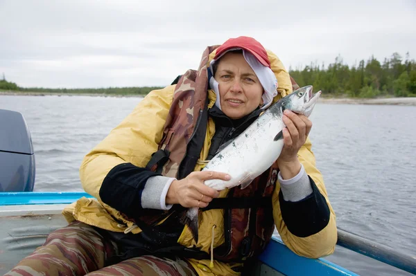 Pescatore detiene salmone Immagini Stock Royalty Free