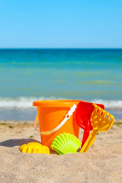 Jouets en plastique coloré sur la plage — Photo