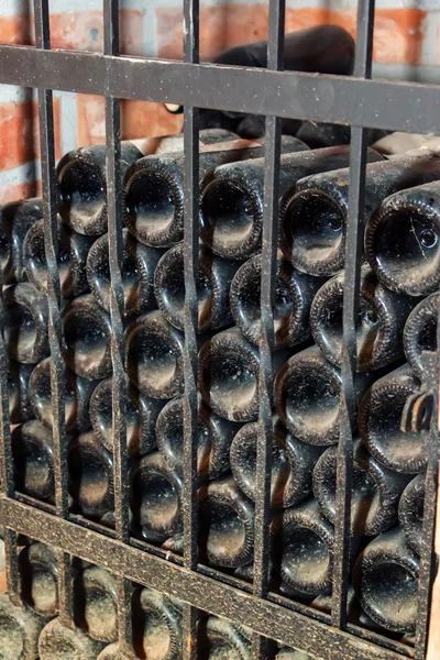 Garrafas de vinho velho no porão — Fotografia de Stock