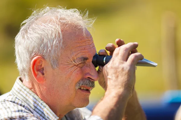 Viticulturist analyzing sugar with refractometer — Stock Photo, Image