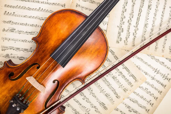 Vista dall'alto del violino sulla partitura — Foto Stock