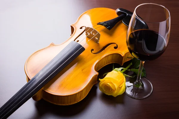 Violin, blomma och rött vin — Stockfoto