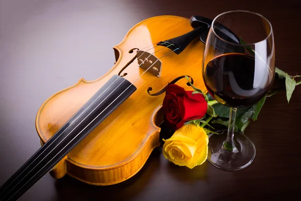 Violin, blomma och rött vin — Stockfoto