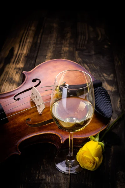 Violino, vino e rosa gialla — Foto Stock