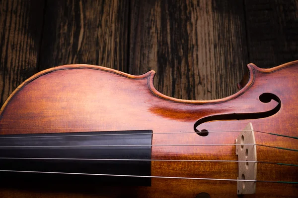 Fechar vista de um violino cordas e bout — Fotografia de Stock