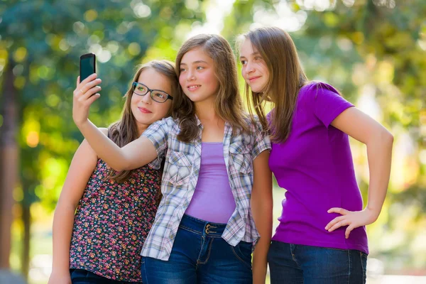 Teenage girls taking selfie — Stock Photo, Image