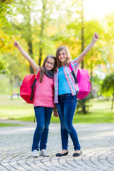 Glückliche Teenager-Schulmädchen mit Schulranzen — Stockfoto