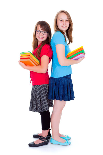 Счастливые школьницы с красочными книгами
