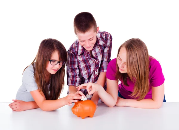 Drei Teenager sammeln gemeinsam Geld — Stockfoto