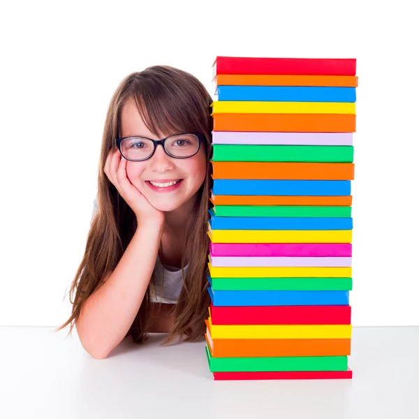 Fille à côté de la colonne livre — Photo