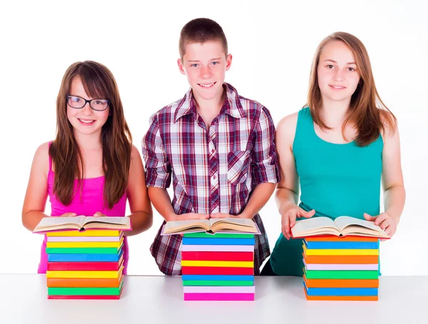 Studenten met kleurrijke boeken — Stockfoto