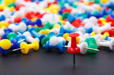 Kırmızı ofis iğneye closeup görünümü