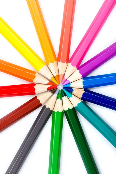 Crayons colorés en arrangement radial — Photo