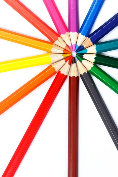 Crayons colorés en arrangement radial — Photo