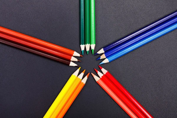 Teintes de couleur présentées avec des crayons colorés — Photo