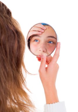 Kız onu sivilce aynaya bakarak